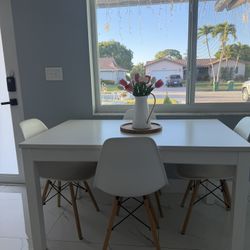 Dinig Table And Chairs / Juego De Silla Y Comedor