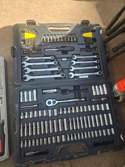 Stanley 145 piece tool set, sockets, ratchets, wrenches, nut drivers, bits, Allen wrenches, the whole kit, hardly used.