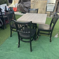 1 Tables And 4 Chair Got Restaurante 