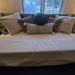 Gray Tufted Upholstered Daybed w/ Trundle + 2 Twin Mattresses – $150