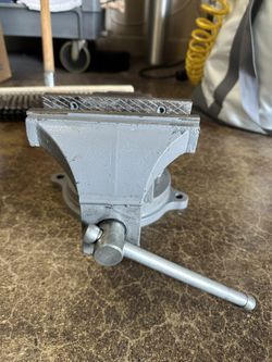 Vise Medium Duty 6” Jaws Like New Condition