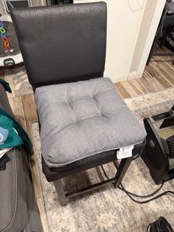 Dining table/4 set chairs