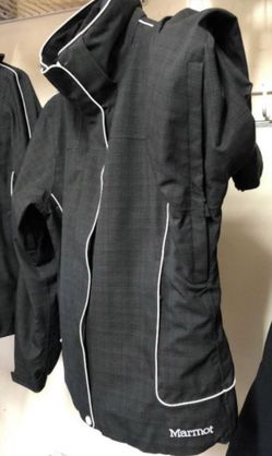 MARMOT Ski Jacket ( Women’s ) W/ hood & zip out liner