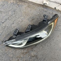 17-18 Hyundai Elantrau - Driver - side  Headlight 