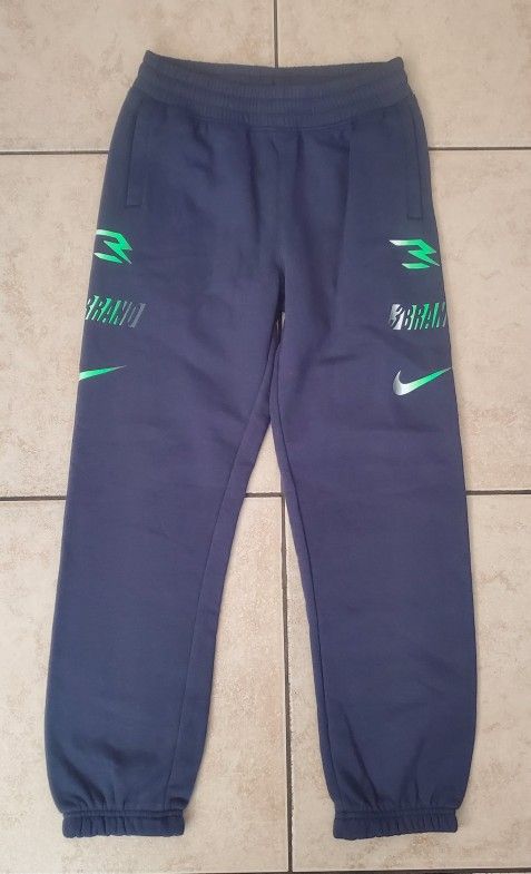 New Nike Boys Joggers. Size Medium