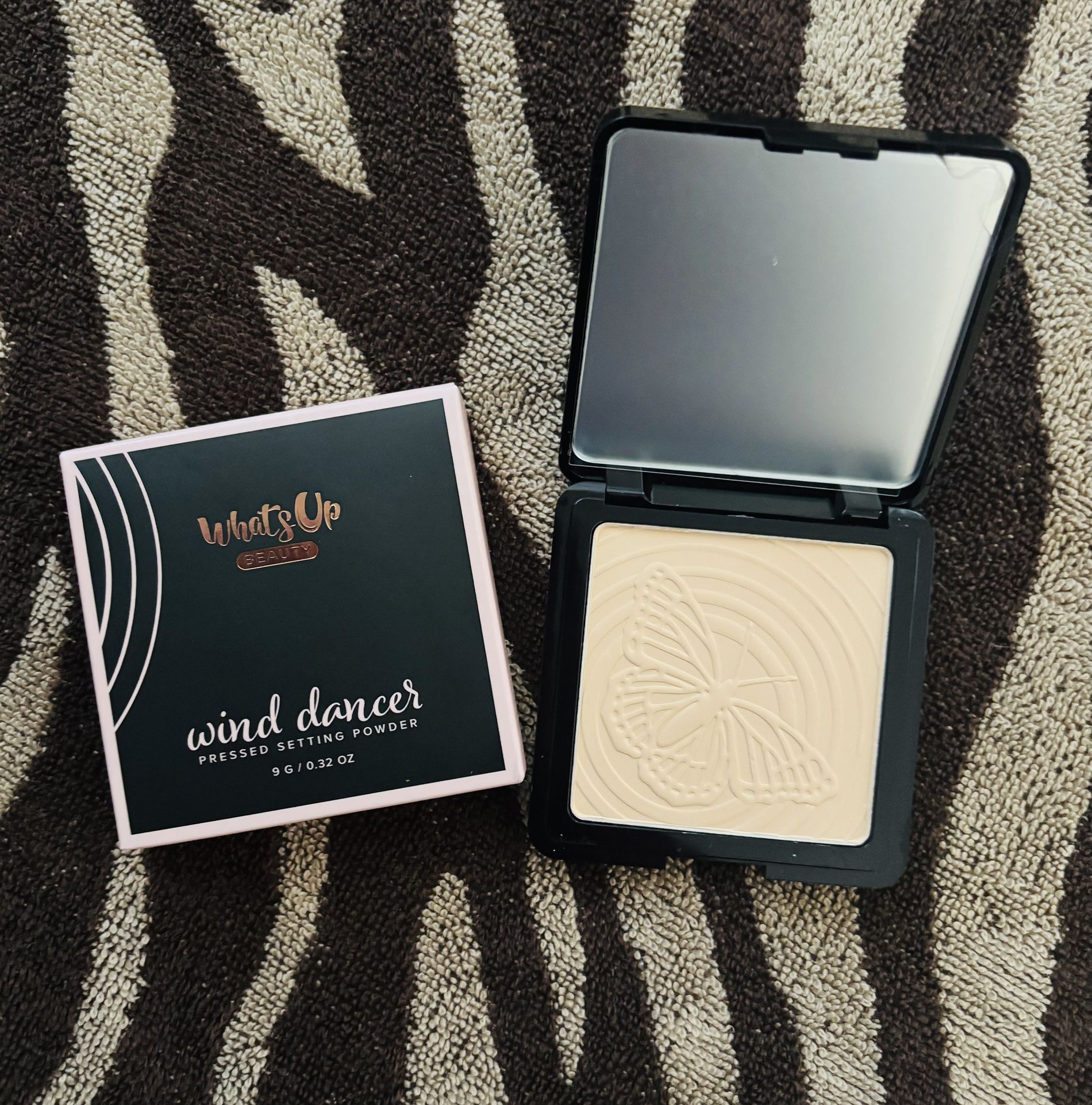 LIGHT Wind Dancer What’s Up Beauty Butterfly Compact w/ Mirror Pressed Powder