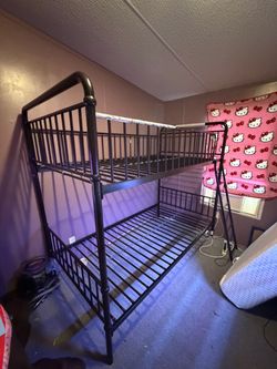 Twin bunk bed