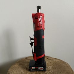 Milwaukee | M12 FUEL™ 1/4" Straight Die Grinder + M12™ REDLITHIUM™ XC6.0 Battery | [2486-20]