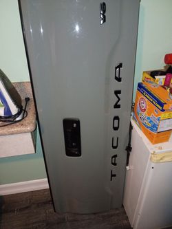 Toyota Tacoma tailgate $450 or best offers