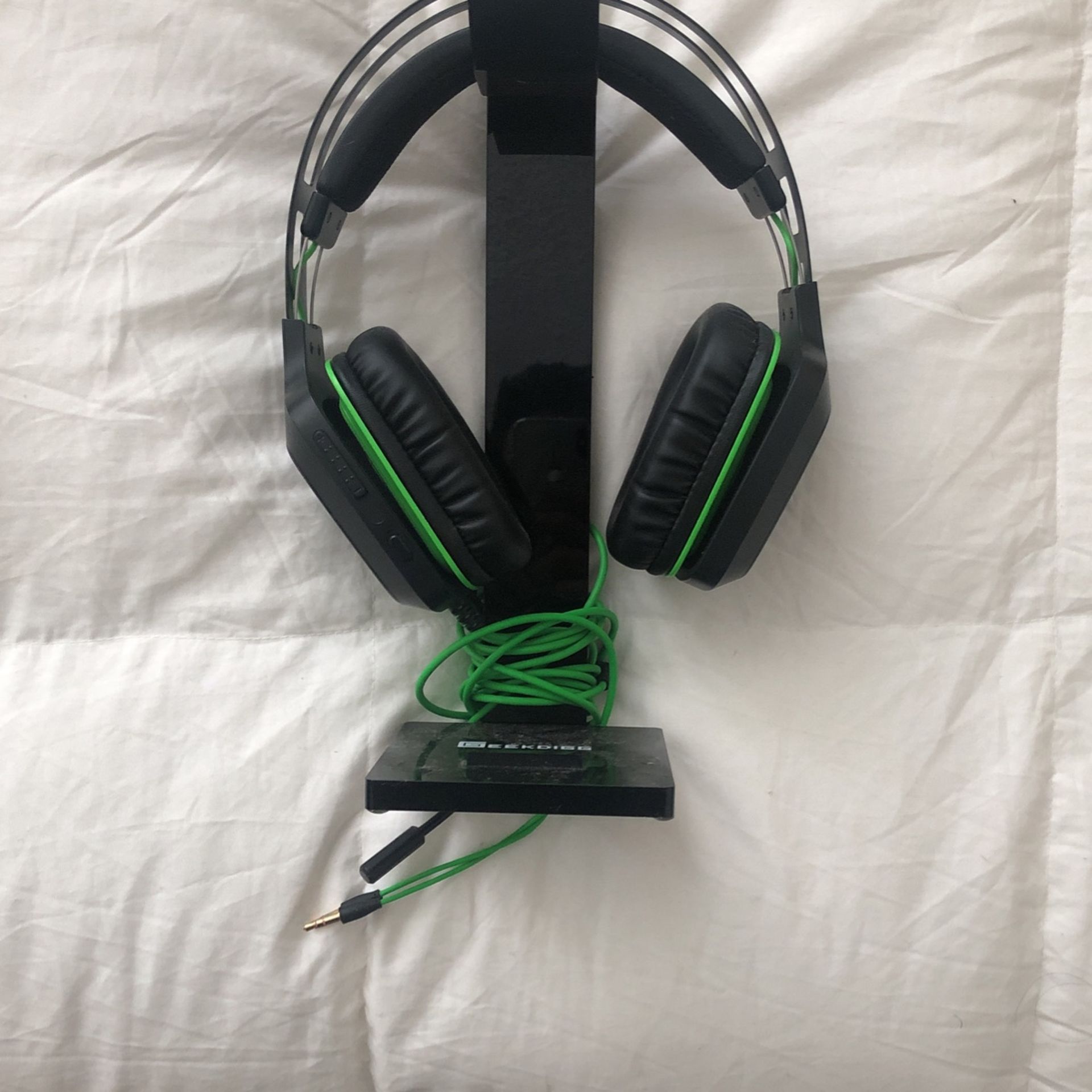 Wired gaming headset and stand