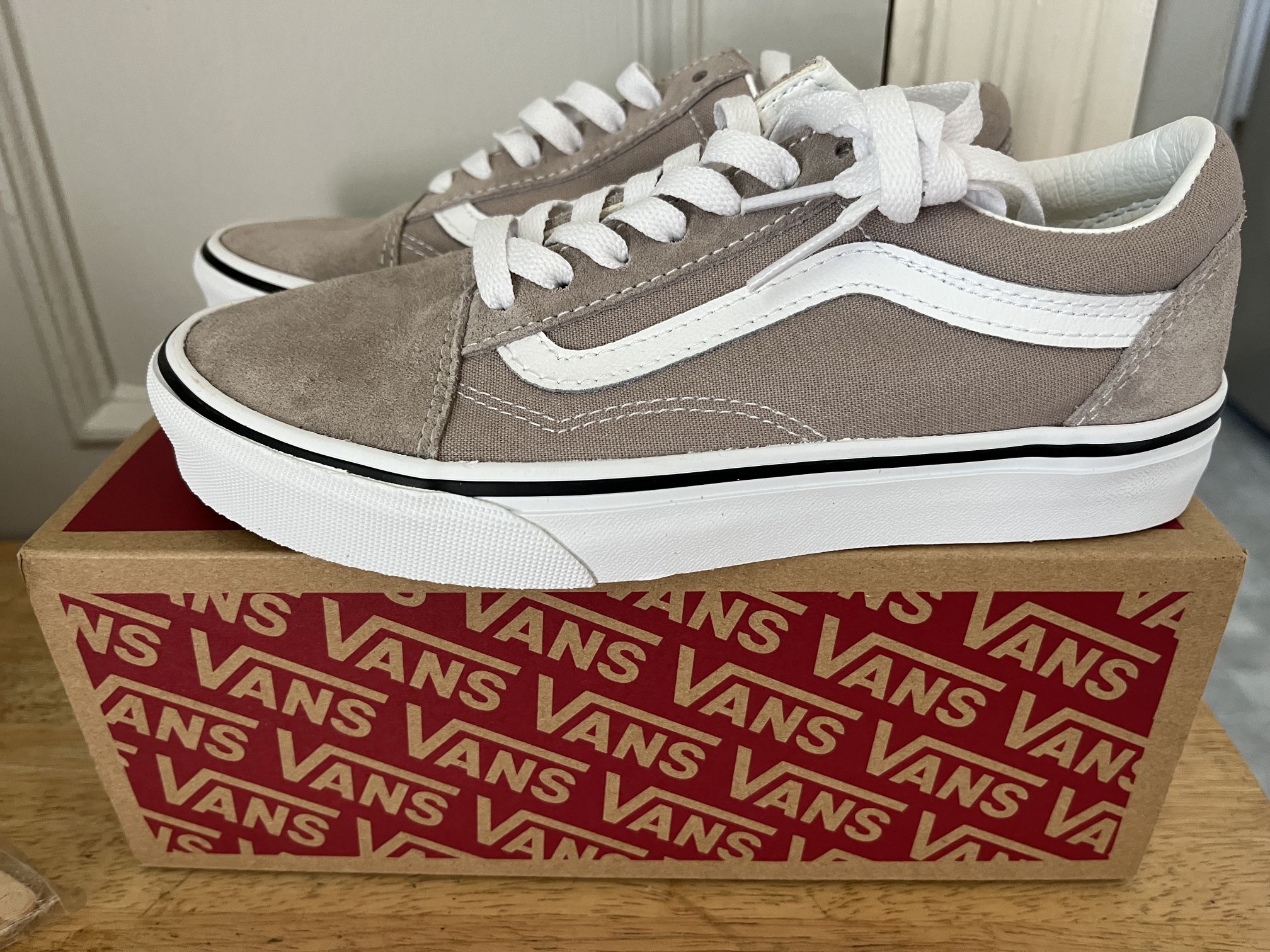Vans Old Skool Women's Shoes - Size 6 -BRAND NEW - never worn - Cash Only. Price Is Firm