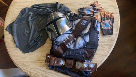 Star Wars The Mandalorian Costume Set with Helmet, Cape & Belt – Size Large