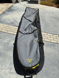Dakine 8’6 quad surfboard bag with wheels