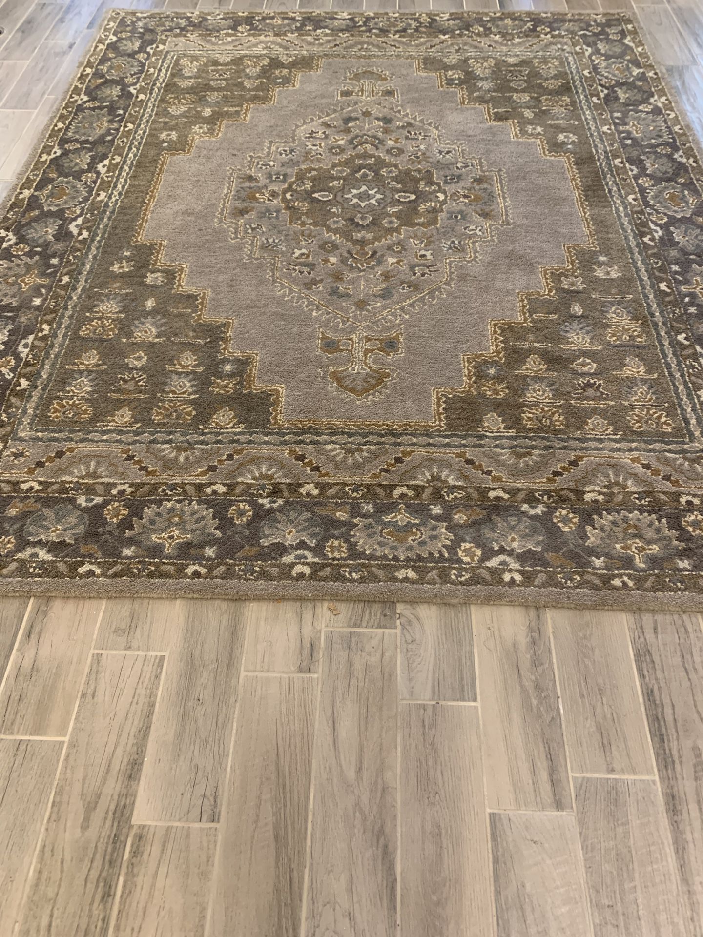 Beautiful 9”12 area rug