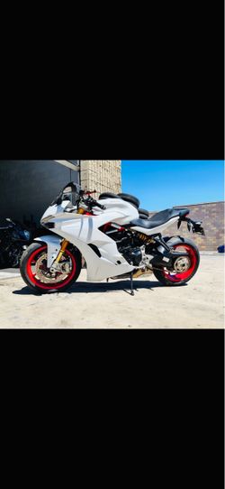 2018 Ducati Super sport only 2400 miles 8500