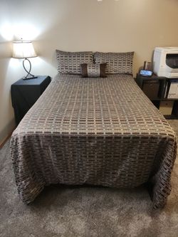 GENTLY USED KING SIZE STUDIO 7PC COMFORTER SET