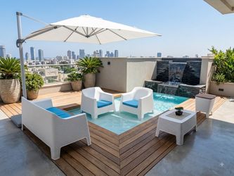 Beautiful Extra large Patio/ NEW