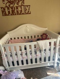 Disney princess crib and toddler bed