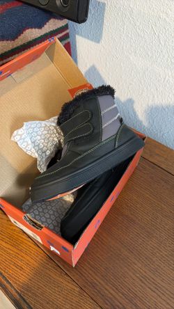 New  Oompies cold weather boots kids size 13