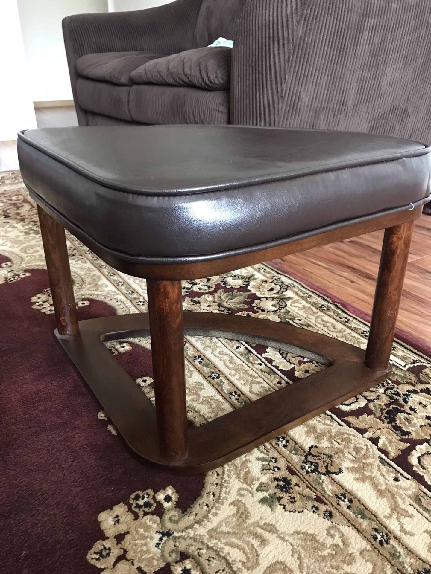 Round Coffee/ Cocktail Table With Nested Stools