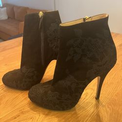 Botines Valentino Garavani de Gamuza Bordada 7 1/2 US