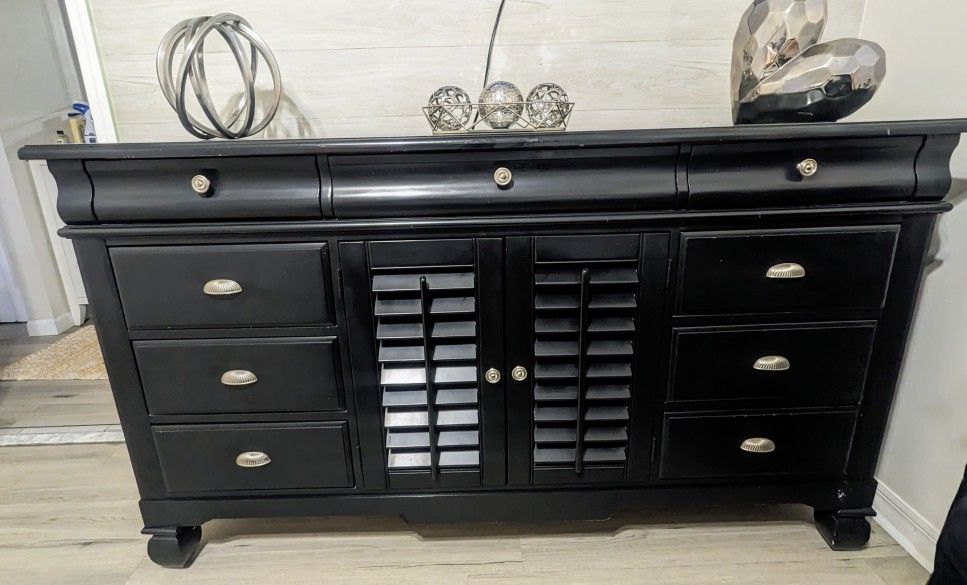 Beautiful Chest Of Drawers For sale!!