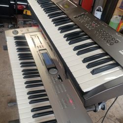 Korg  Le.  Y Korg Xd5. 