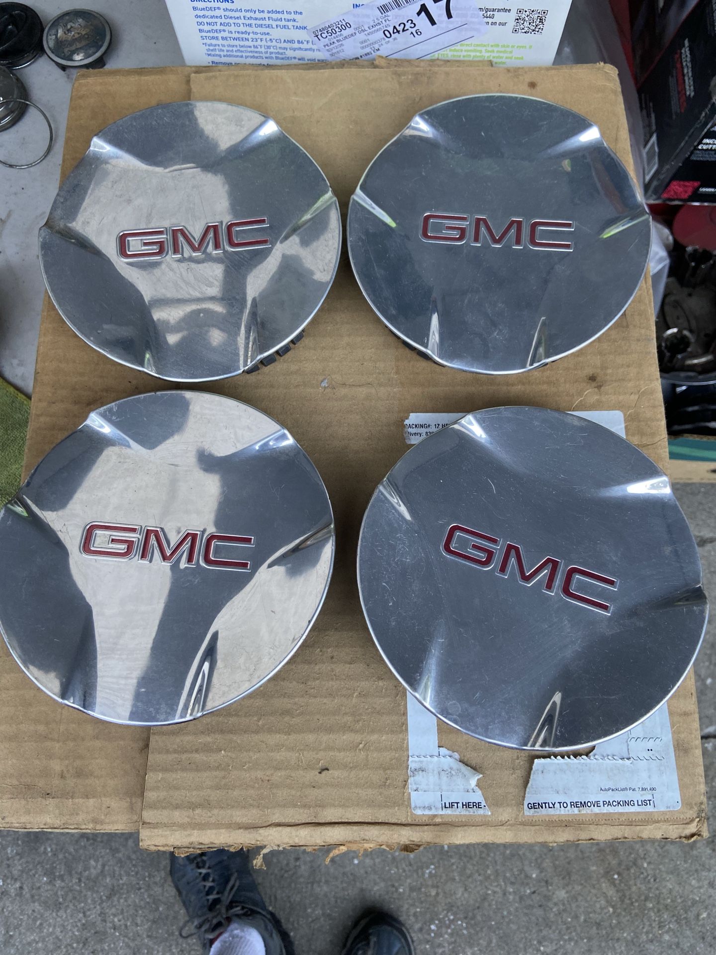 Gmc 00-06 , Sierra yukon and envoy center rim caps