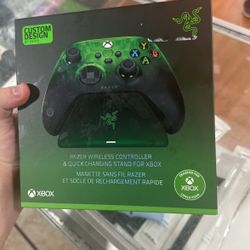 Razer Universal Quick Charging Stand for Xbox One and Xbox Series X with Wireless Controller - Razer Edition [video game] Brand New
