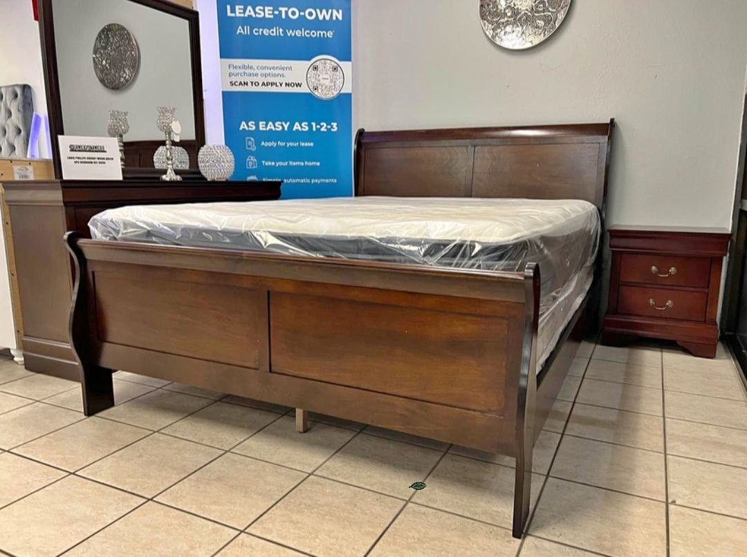 Louis Philip Cherry Sleigh Bedroom Set(Bed, Dresser, Nightstand