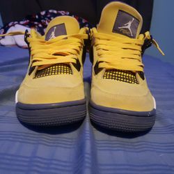 Jordan 4 "Lightning" Size 7y