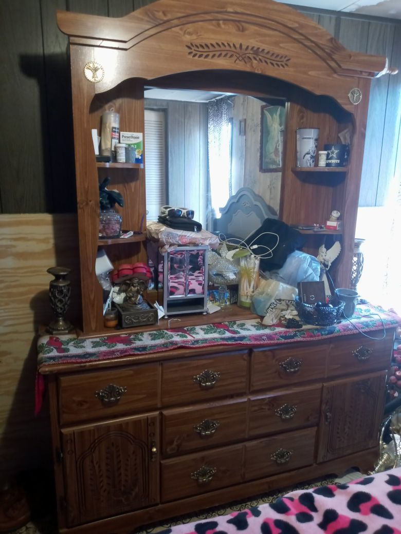 Dresser with mirror / shelf