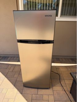 Thomson TFR725 7.5 Cu. Ft. Apartment-Size Refrigerator with Top Freezer