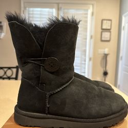 Ugg Boots - Bailey Button Size 7 - Black