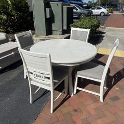 Round Dining Room Table With Four Chairs