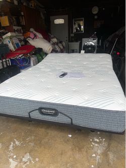 Ajustable base frame with mattress