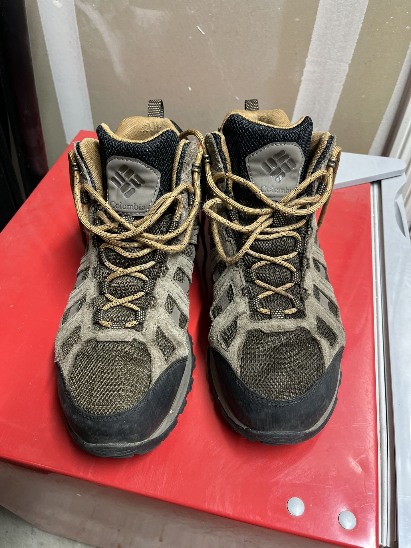 Columbia Shoes - 9.5 US