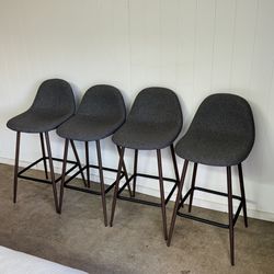 Set of 4 nice bar chairs in like new condition