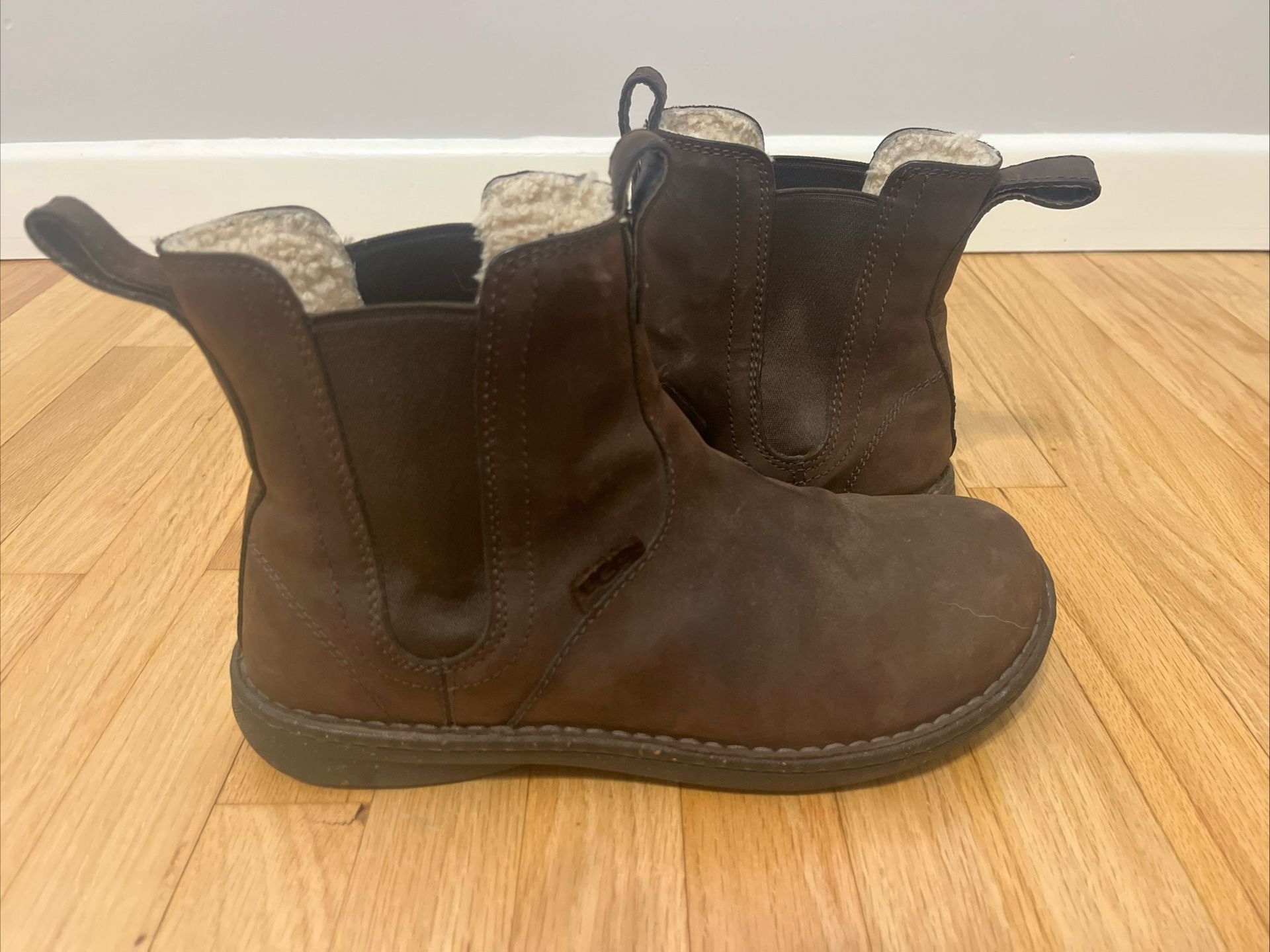 UGG Mens Brown Leather Chelsea Sheepskin Lined Boots Size 10 Used As Samples