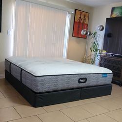 VERY NICE KING SIZE BEAUTYREST HARMONY LUX MATTRESS AND BOXSPRINGS FOR SALE! IN GREAT CONDITION. FREE DELIVERY