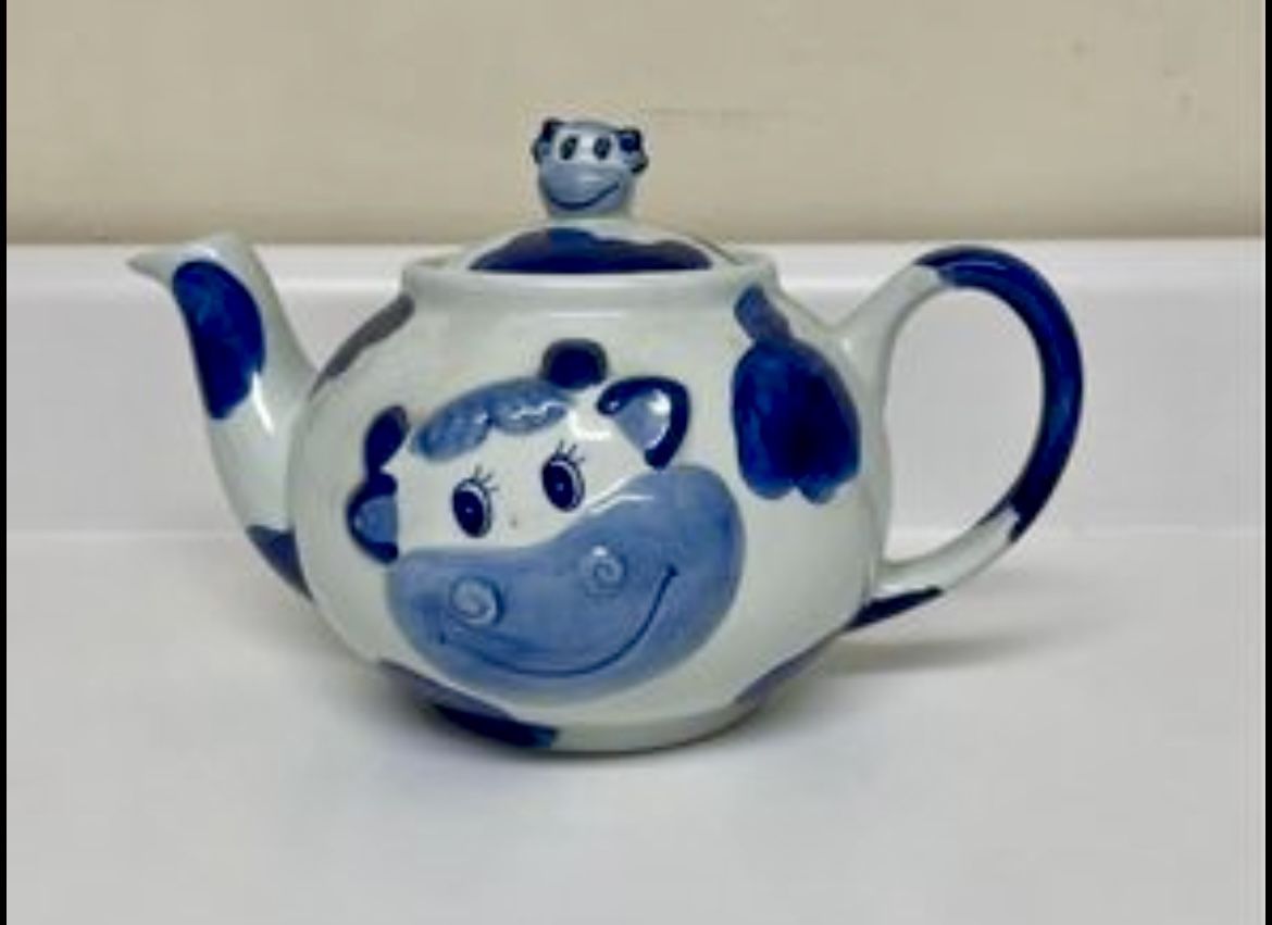 Darling Delft Teapot with cow. Made in Holland