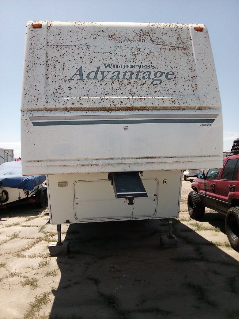 2004 Wilderness 5th Wheel Trailer