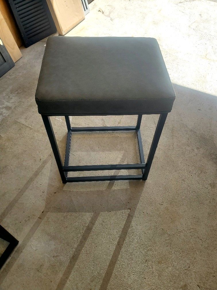 4 Chairs with foot rests and comfortable coushions