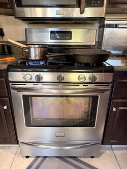 Frigidaire Range Gas with working Oven