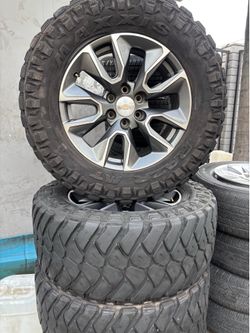 Bendo un set de Rines usados con llantas usadas para Chevy Silverado
