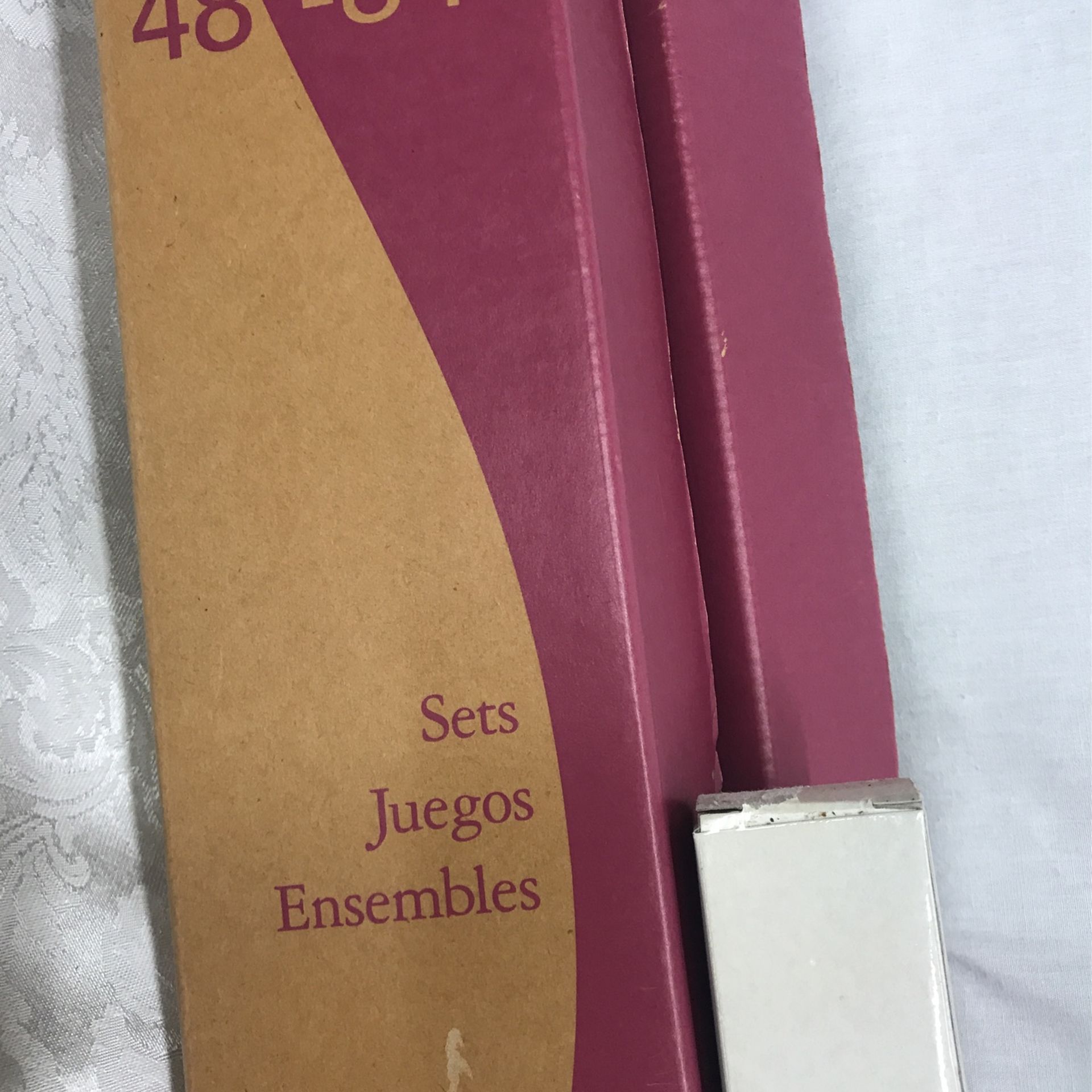 BRAND NEW PAIR OF GOLD LEAF METAL CURTAIN / DRAPERY RODS WITH SCREW IN SCROLLED FINIALS ON EACH END. 48”-84” SEE DESCRIPTION.
