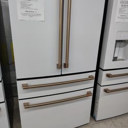 $3899(MSRP$4999)GE CAFÉ French 4 Door Refrigerator With Autofill Pitcher and Humidity Control