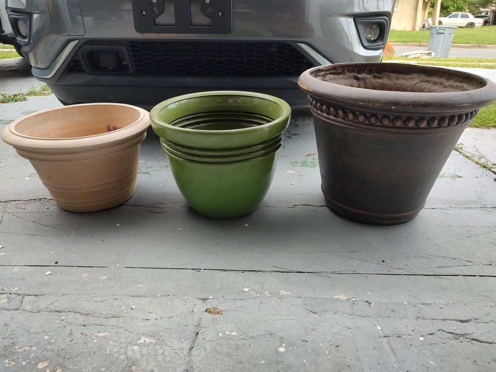 PLANTERS / FLOWER POTS