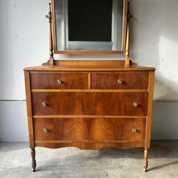 Vintage Solid Wood Dresser with Mirror – Sturdy Traditional Bedroom Furniture