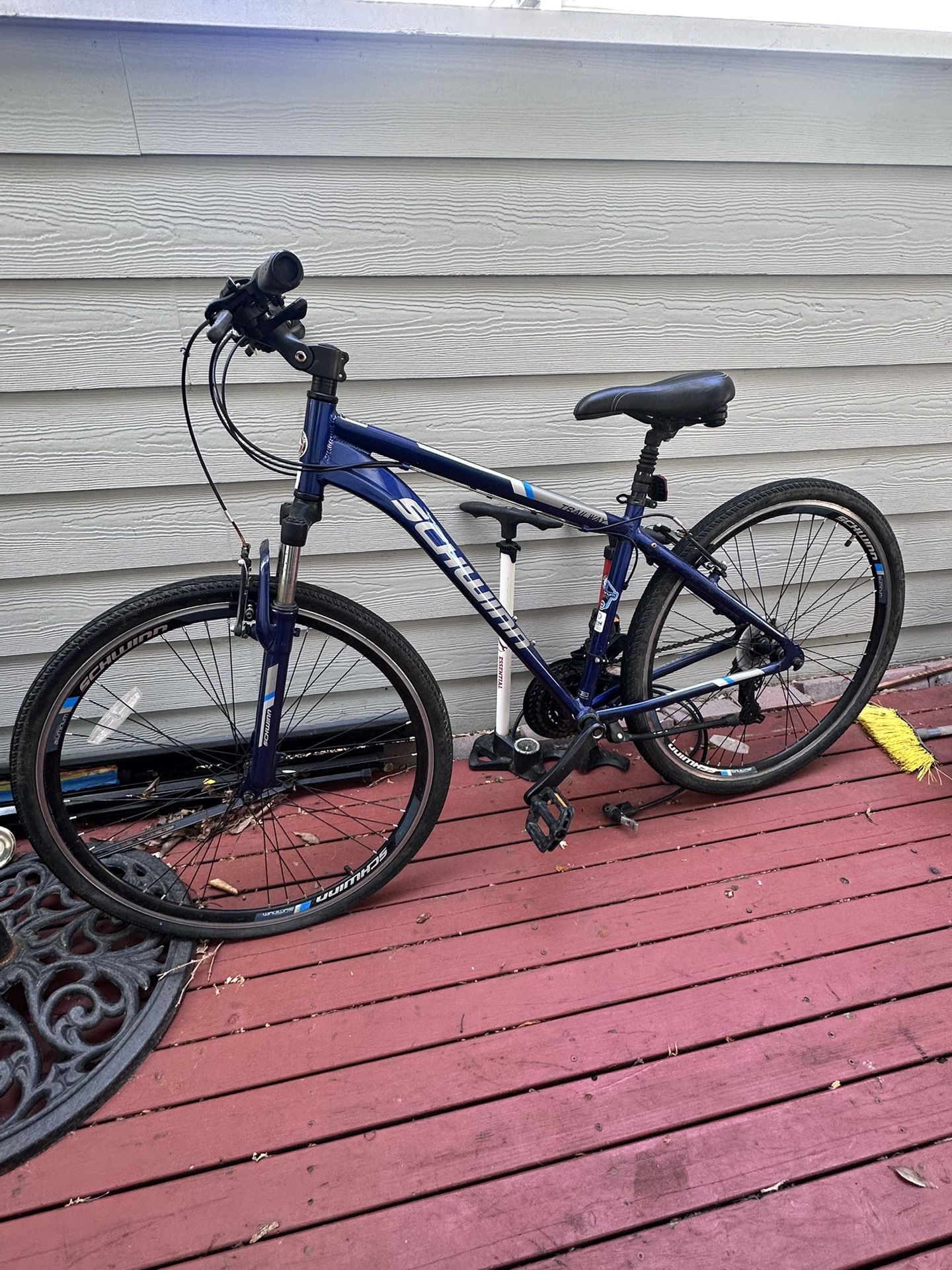 Schwinn Trailway Hybrid Bike